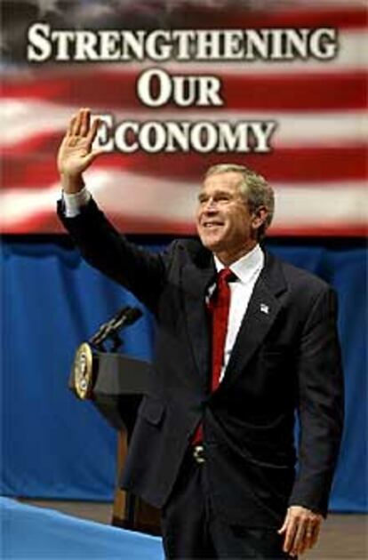 El presidente Bush, delante del lema 'fortaleciendo nuestra economía'.