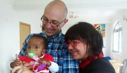 Sonia Alonso y Rubén Fernández, junto a su hijo Mikel Tamirat, en una imagen cedida por la pareja.