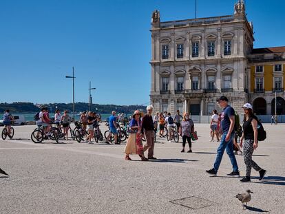 Turistas en la plaza del Comercio, en Lisboa, el pasado septiembre.