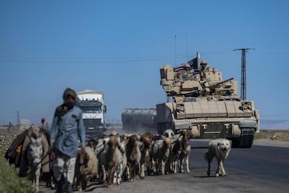 Patrulla militar estadounidense junto a la frontera turca en la provincia siria de Hasaka, en manos de las milicias kurdo-sirias.
