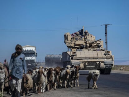 Patrulla militar estadounidense junto a la frontera turca en la provincia siria de Hasaka, en manos de las milicias kurdo-sirias.