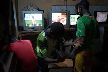 La celebración de un gol en la sala de la 'Playstation' habilitada en el matadero de la ciudad de Bobo-Dioulasso donde los niños en situación de calle van a jugar todas las noches.