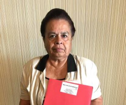 Esmeralda García con el informe sobre la muerte de su tío Uvaldo en la guerra de Corea, el pasado 9 de agosto en Arlington