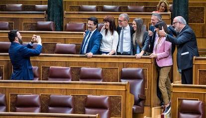 Bildu deputy Jon Iñarritu (left) takes a photo of the members of Junts per Catalunya, after the approval of the amnesty law, this Thursday in Congress.