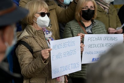 Dos mujeres sostienen unas pancartas en un acto simbólico de denuncia de la exclusión financiera en Galicia, el pasado 7 de febrero, en A Coruña, Galicia.