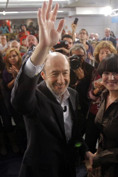 Rubalcaba, con voluntarios de la campaña del PSOE.