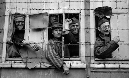 Prisioneros en el campo de concentraci&oacute;n de Dachau.