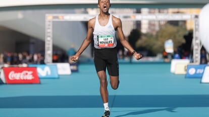 Tariku Novales cruza la meta del maratón de Valencia.