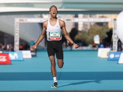 Tariku Novales, al cruzar la meta en el maratón de Valencia de 2022.