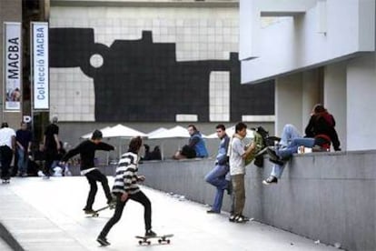 La tribu de patinadores invadió ayer a mediodía los alrededores del Museo de Arte Contemporaneo de Barcelona.