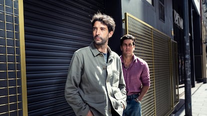 Gerard Oms y Mario Casas, director y protagonista de la película 'Muy lejos', en los cines Golem de Madrid.