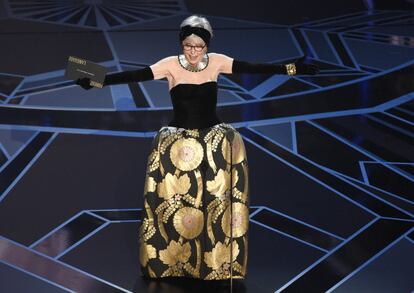 La actriz Rita Moreno, con el mismo vestido que llevó en la gala de 1962, presenta el Oscar a película de habla no inglesa.