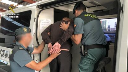 Momento de la detención del presunto agresor en Maeztu, Álava.