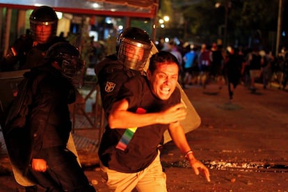 Agentes de la policía antidisturbios se enfrentaron con un grupo de manifestantes durante una protesta contra las políticas de salud del presidente Mario Abdo Benítez y la falta de vacunas contra la enfermedad por coronavirus.