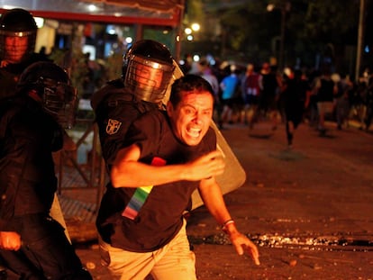 Agentes de la policía antidisturbios se enfrentaron con un grupo de manifestantes durante una protesta contra las políticas de salud del presidente Mario Abdo Benítez y la falta de vacunas contra la enfermedad por coronavirus.