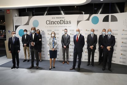 Foto de familia de los ganadores de los Premios CincoDías a la Innovación Empresarial 2021. En primera fila, Rafael Herrador, director territorial Madrid Metropolitana, de CaixaBanx; Rosauro Varo, vicepresidente de PRISA; la vicepresidenta primera y ministra de Asuntos Económicos y Transformación Digital, Nadia Calviño; José Antonio Vega, director de CincoDías; Carlos Nuñez, presidente de PRISA Media. En segunda fila: Luis Bardaji, CEO de Truksters; Regla Bejarano, directora de la Fundación Cruzcampo; Francisco Cortés Martínez, director ejecutivo de Sensia; Rafael Mateo, CEO de Acciona Energía; Antón Martínez, director de Enagás Renovable.