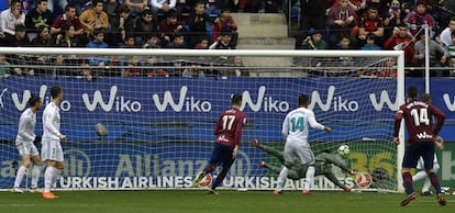 Iván Ramis marca en la portería de Keylor Navas.