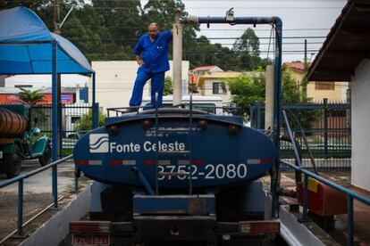 Motorista carrega tanque de um caminhão-pipa em São Paulo.