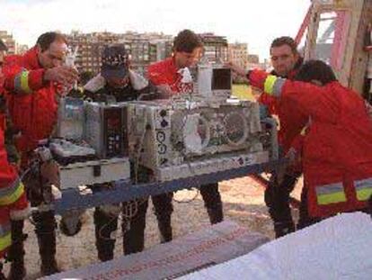 Especialistas del Sercam trasladaron ayer, hasta el hospital Gregorio Marañón, a la niña nacida en Jaén y transportada a Madrid en helicóptero.