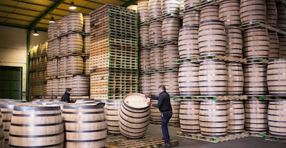 Barricas con vinagre en la bodega P&aacute;ez Morilla antes de ser envasado. 