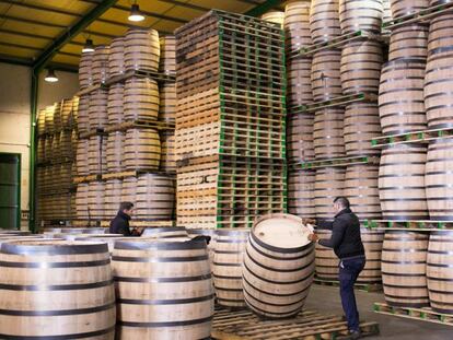 Barricas con vinagre en la bodega P&aacute;ez Morilla antes de ser envasado. 