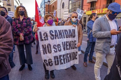 dos manifestantes sostienen una pancarta en una protesta en defensa de la sanidad pública en diciembre de 2021.