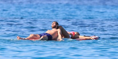 Leo Messi toma el sol junto a su pareja Antonella Rocuzzo, en aguas ibicencas. 