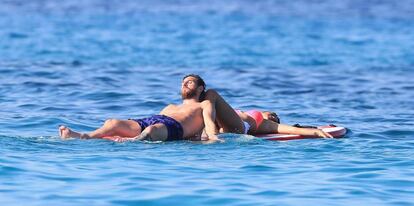 Leo Messi toma el sol junto a su pareja Antonella Rocuzzo, en aguas ibicencas.