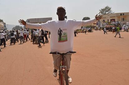 Un partidario del candidato a la presidencia de República Centroafricana Agustín Agou asiste a un mitin de campaña en Bangui.