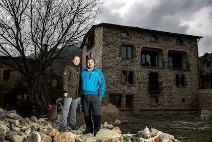 Óscar Espinosa y su mujer, posan junto a su casa rural.