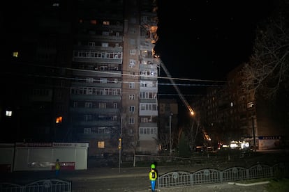 Vista de un rascacielos dañado tras un ataque kamikaze ruso el 4 de abril de 2024 en Járkov. En primer plano, dos muñecos señalizan un paso de peatones. 