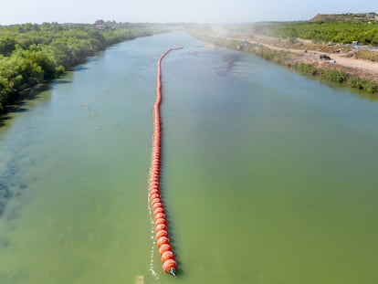 La barrera de boyas instalada en junio por orden del gobernador de Texas, Greg Abbott.