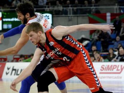 Giannopoulos lucha por el balón ante Bertans.