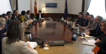El secretario de Estado de Relaciones con las Cortes, durante la reunión con los ponentes de la Ley de Transparencia, hoy en el Congreso.
