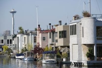 Las casas barco de Lake Union, Seattle, con la Space Needle al fondo.