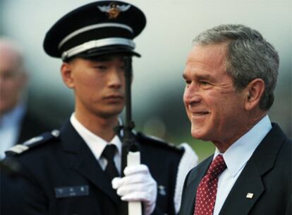 El presidente estadounidense, George W. Bush, a su llegada al aeropuerto de Seúl.