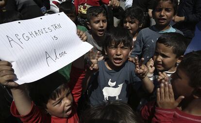 Niños protestan en el campamento para refugiados del puerto del Pireo, en Grecia.