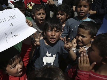 Ni&ntilde;os protestan en el campamento para refugiados del puerto del Pireo, en Grecia.