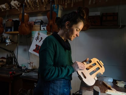 Alejandra Bedoya trabaja en un violín en construcción en su taller en Medellín, el 20 de octubre.