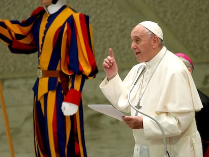 El Papa Francisco se dirige a jóvenes en una audiencia el 24 de mayo de 2019.