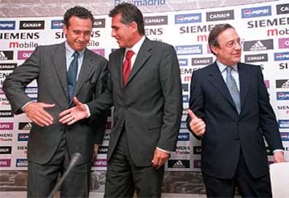 Jorge Valdano y Carlos Queiroz, se dan la mano ante Florentino Prez, ayer, tras la presentacin.