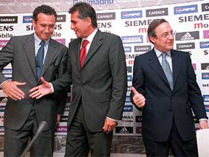 Jorge Valdano y Carlos Queiroz, se dan la mano ante Florentino Pérez, ayer, tras la presentación.