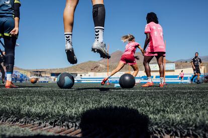 Entrenamiento de las chicas del UDG Tenerife Egatesa en estadio de La Palmera, Granadilla de Abona (Tenerife). 