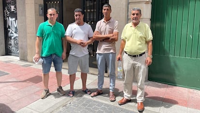 Mohamed, Mourad, Ouadef y Akkouh, cuñado, hermanos y padre del fallecido en el lugar donde sucedieron los hechos en la calle Pesquera de Torrejón, este jueves.