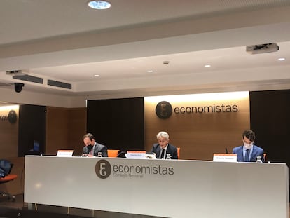 Los economistas del CGE durante la presentación del informe Atlas Concursal 2021 este martes.