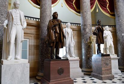 Estatua de Jefferson Davis, segundo desde la izquierda, presidente de los Estados Confederados entre 1861 y 1865, exhibida en Whashington.