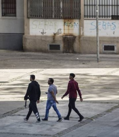 Jóvenes en el barrio de las Artigas de Badalona.