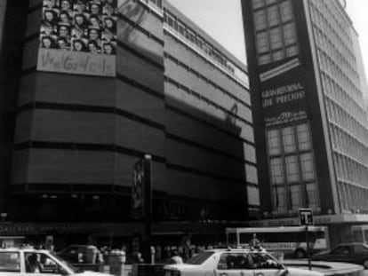 Imagen de 1991 de dos edificios de Galerías Preciados en Madrid