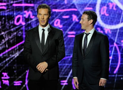 Mark, la estrella: Zuckerberg junto a Benedict Cumberbatch en el escenario de los Breakthrough Prize Awards en 2014.