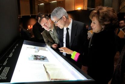 Carmen Caffarel, directora del Instituto Cervantes, Javier Moreno, director de EL PAÍS y José Antonio Bastos, presidente de Médicos sin Fronteras en la exposición 'Testigos del Olvido'.